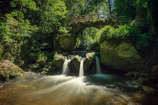 Quels sont les meilleurs sentiers de randonnée pour découvrir les cascades secrètes d'Islande ?